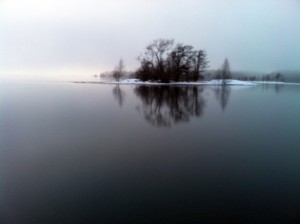 Det blev mörkt strax före solnedgången av tjock dimma som vällde in från Storvänern.